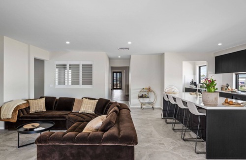 Yarrawonga House | Putters Retreat short stroll to the Sebel , Black bull Golf course and Lake Mulwala