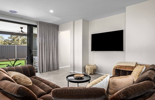 Yarrawonga House | Putters Retreat short stroll to the Sebel , Black bull Golf course and Lake Mulwala