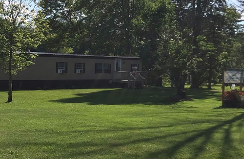 Pymatuning Central House | Pymatuning Lake, walking distance to lake, marina and launch. Amish welcome!