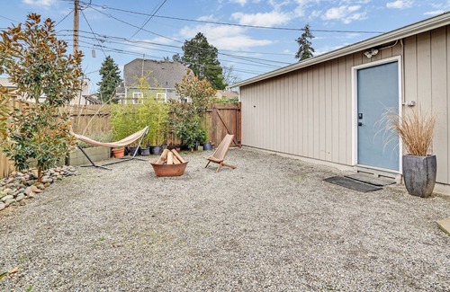 West End House | Quaint 1 bedroom Home with fully fenced yard near Ruston/Tacoma Waterfront