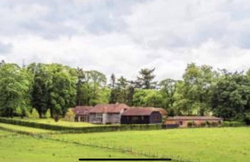 Godalming House | Quaint 2 bed historical cottage in stunning English countryside