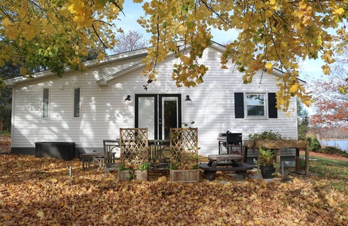 North Hero House | Quaint 3-bedroom Lakefront home with WiFi in North Hero