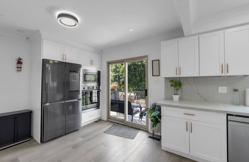 Erin Mills Apartment | Quaint 3BR - 5 min to UTM/Erindale Park + Parking