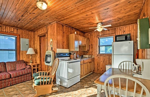 Springville Cabin | Quaint Cabin on Kentucky Lake w/ Resort Perks