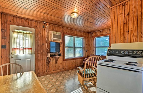Springville Cabin | Quaint Cabin on Kentucky Lake w/ Resort Perks