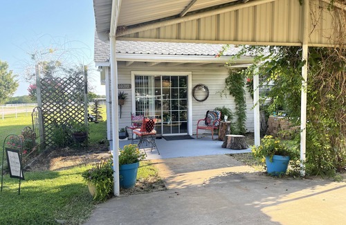 Weston House | Quaint Coach House on 50 acre horse ranch