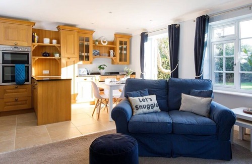 West Wittering House | Quaint Coastal Cottage - 5 mins from Beach