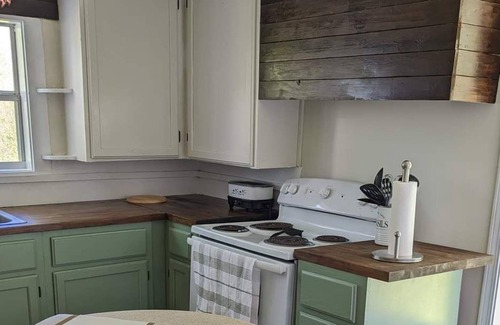 Ida Cottage | Quaint Cottage 10 minutes from Greer's Ferry Lake and the Little Red River