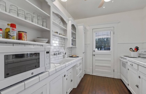 Paluxy Cottage | Quaint cottage on farm near downtown Granbury
