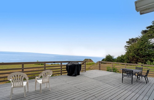 Elk House | Quaint cottage on the beach with mountain view, large deck, grill, & W/D