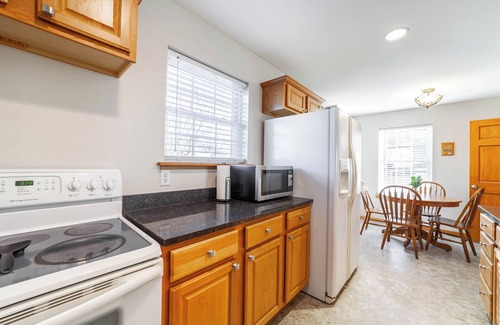 Hartsburg Cottage | Quaint cottage w/direct access to Katy Trial!