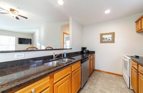 Hartsburg Cottage | Quaint cottage w/direct access to Katy Trial!