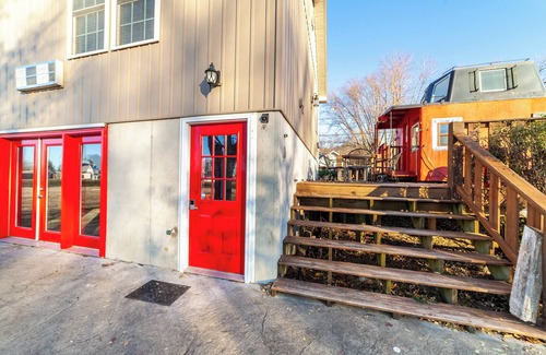 Hartsburg Cottage | Quaint cottage w/direct access to Katy Trial!