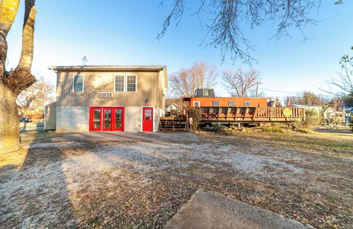 Hartsburg Cottage | Quaint cottage w/direct access to Katy Trial!