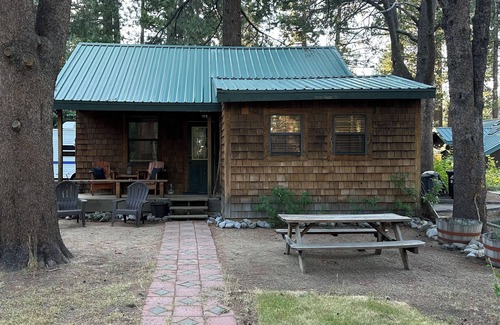 Tahoe Island Cabin | Quaint Cozy Cabin in Beautiful South Lake Tahoe Located Near The Lake and Trails