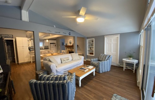 Dunbarton Cottage | Quaint Dunbarton Waterfront Cottage