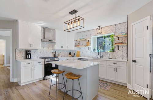 Round Rock House | Quaint Home w/Cowboy Pool, Fire Pit + Farmhouse Kitchen Near Round Rock Donuts