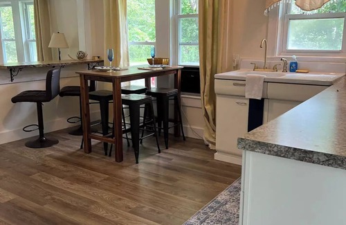 Oakland House | Quaint Little Cottagen