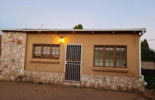 Greater Johannesburg Metropolitan Area Apartment | Quaint, quiet retro charm