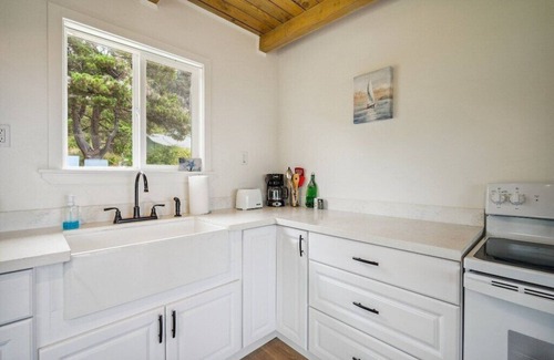 Timber Cove House | Quaint, Remote and Private Coastal Cottage with Stunning Views!