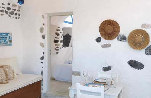 Exo Gonia Villa | Quaint Santorini Villa | Blue House | 1 Bedroom