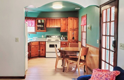 Toccoa Cottage | Quaint Secluded 3BR/2BA Cottage w/Fire Pit