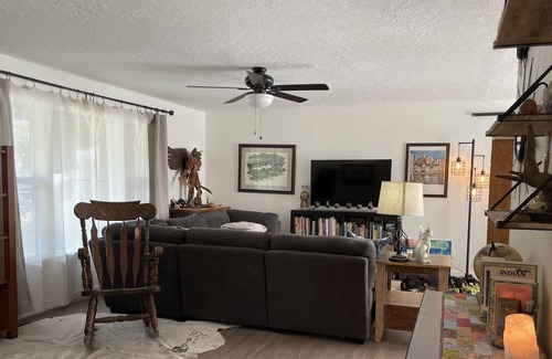 Silverton Other | Quaint Single Level Ranch with Hottub in Oregon's Garden City - Silverton
