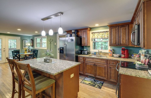 Gatlinburg Cabin | Quaint Smoky Mountain Cabin - 4 Mi to Gatlinburg!