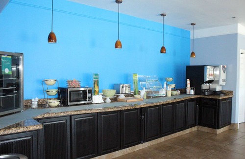 Mercedes Hotel | Quality Inn & Suites at The Outlets Mercedes/Weslaco