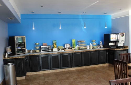 Mercedes Hotel | Quality Inn & Suites at The Outlets Mercedes/Weslaco