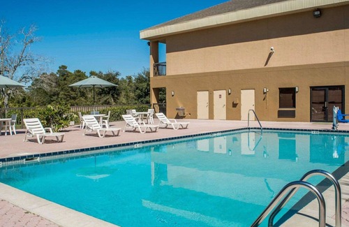 North Weeki Wachee Hotel | Quality Inn Weeki Wachee