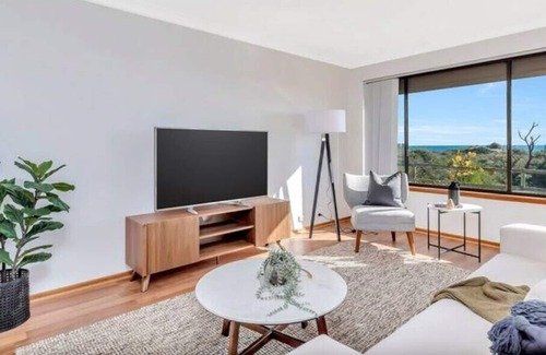 Silver Sands Apartment | Quamby on the Beach - Oceanfront, 4bed Townhouse