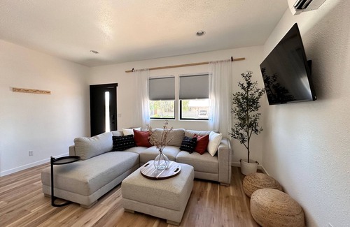 Redmond House | Quant Tiny Home in Downtown Redmond, Hot Tub, Private Fenced Yard, Dog Ok