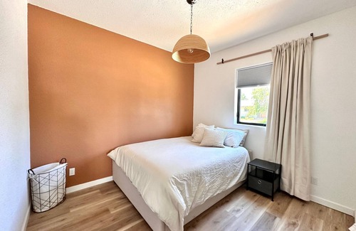 Redmond House | Quant Tiny Home in Downtown Redmond, Hot Tub, Private Fenced Yard, Dog Ok
