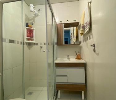 Zona Industrial Norte Apartment | Quarto aconchegante com banheiro