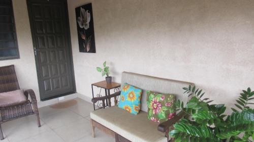 Uberaba House | Quarto com varanda e cozinha e entrada independente