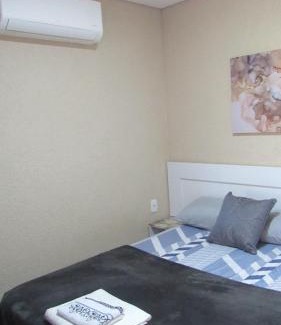 Uberaba House | Quarto com varanda e cozinha e entrada independente