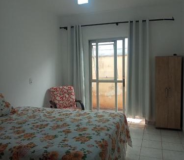 Jau House | Quarto Privado com Banheiro Compartilhado