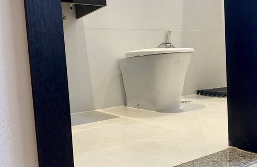 Cambui House | Quarto Privativo com Banheiro Externo de uso Exclusivo