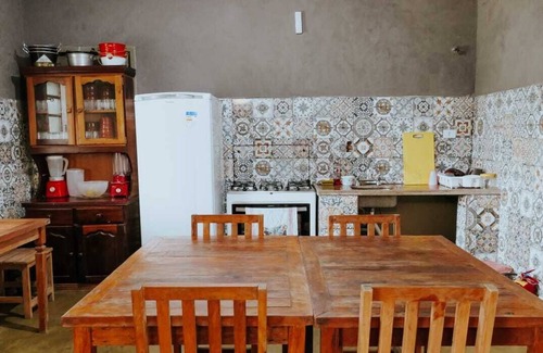 Cananeia House | Quartos Comunitários e Áreas Comuns Aconchegantes, Hostel - a 5 min da Praia!