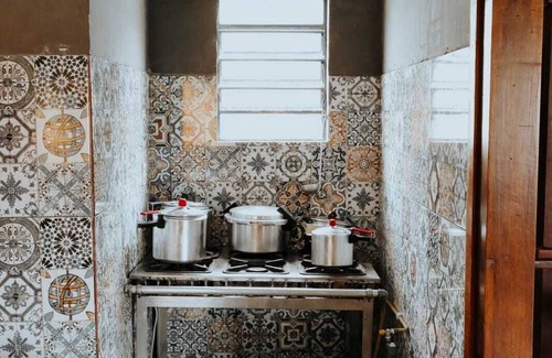 Cananeia House | Quartos Comunitários e Áreas Comuns Aconchegantes, Hostel - a 5 min da Praia!