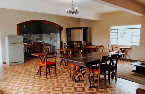 Cananeia House | Quartos Comunitários e Áreas Comuns Aconchegantes, Hostel - a 5 min da Praia!