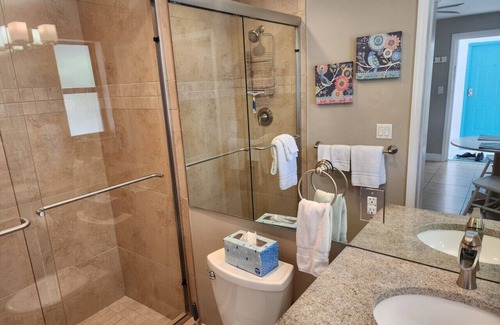 East Naples Villa | Queen 2nd Floor One Bedroom at Bayshore Inn & Docks