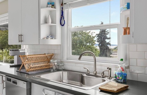West Queen Anne Condo | Queen Anne Charmer with Views of Puget Sound!