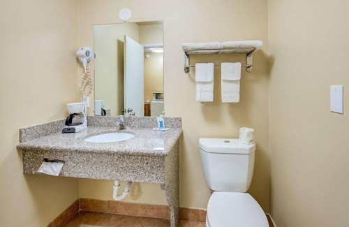 Ashland Hotel | Queen Bed Room, Scottish Inns Ashland, Right Off Interstate 5, Free Parking