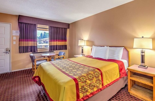 Ashland Hotel | Queen Bed Room, Scottish Inns Ashland, Right Off Interstate 5, Free Parking