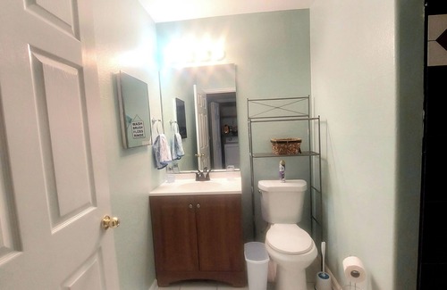 Tallahassee House | Queen bed w/ Full bath!
