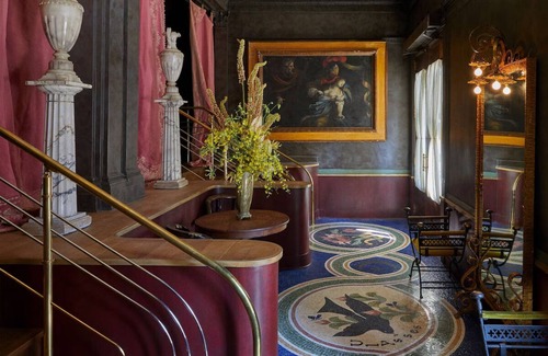 Mount Vernon House | Queen Comfort at Ulysses Hotel: Charming Decor & Steps from Cultural Gems