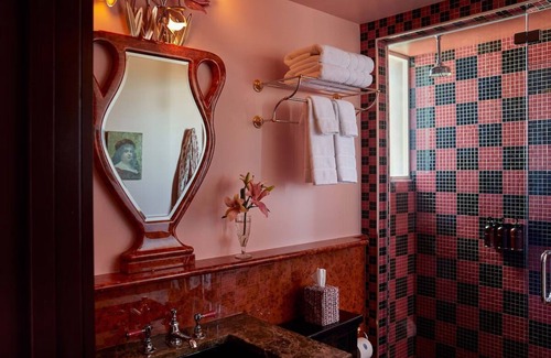 Mount Vernon House | Queen Comfort at Ulysses Hotel: Charming Decor & Steps from Cultural Gems