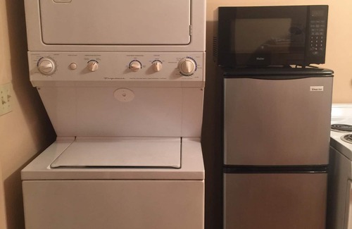 Boothbay Apartment | Queen non smoking efficiency, free parking in beautiful Boothbay,Maine.